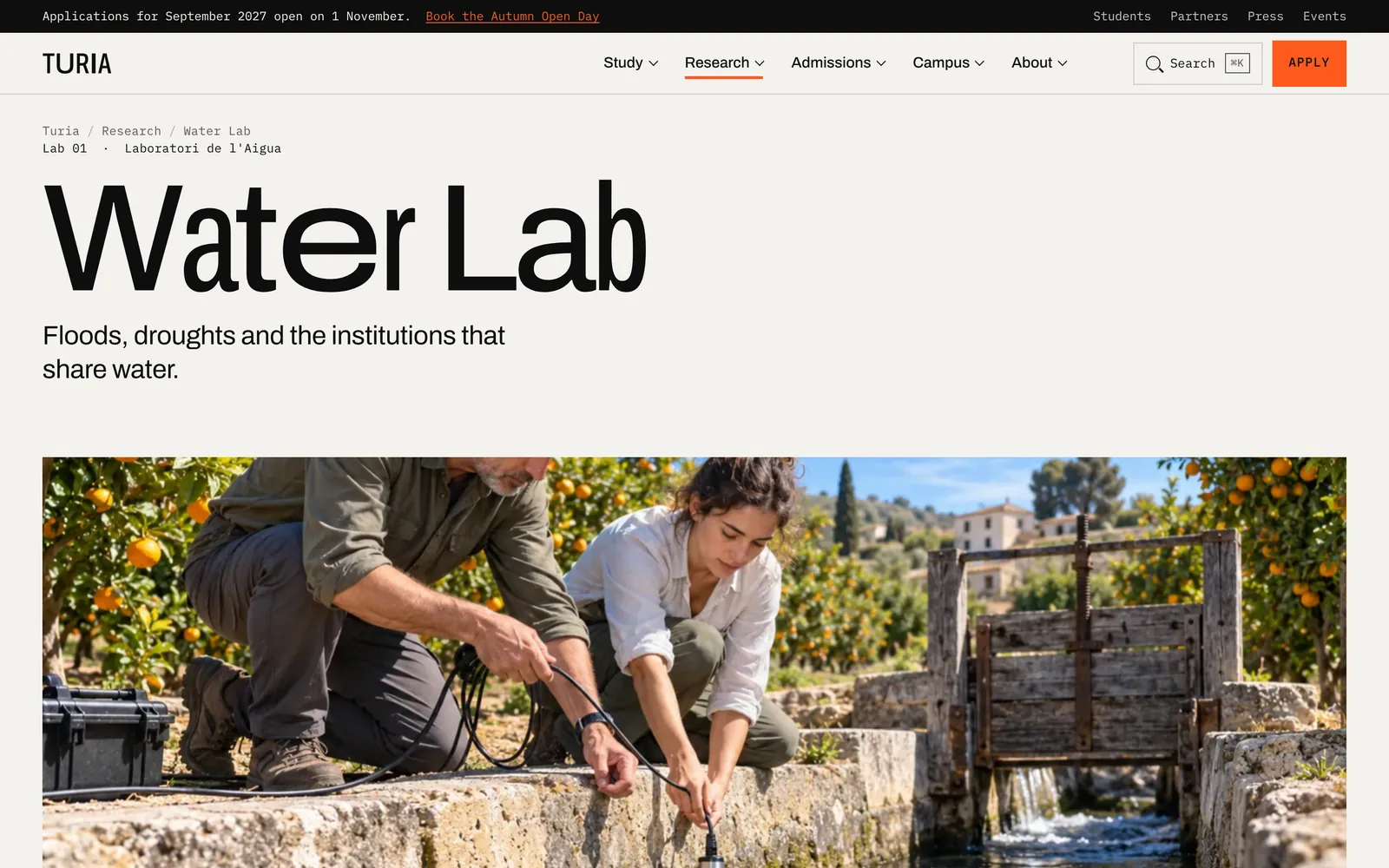 Página del Water Lab con investigadores junto a una acequia